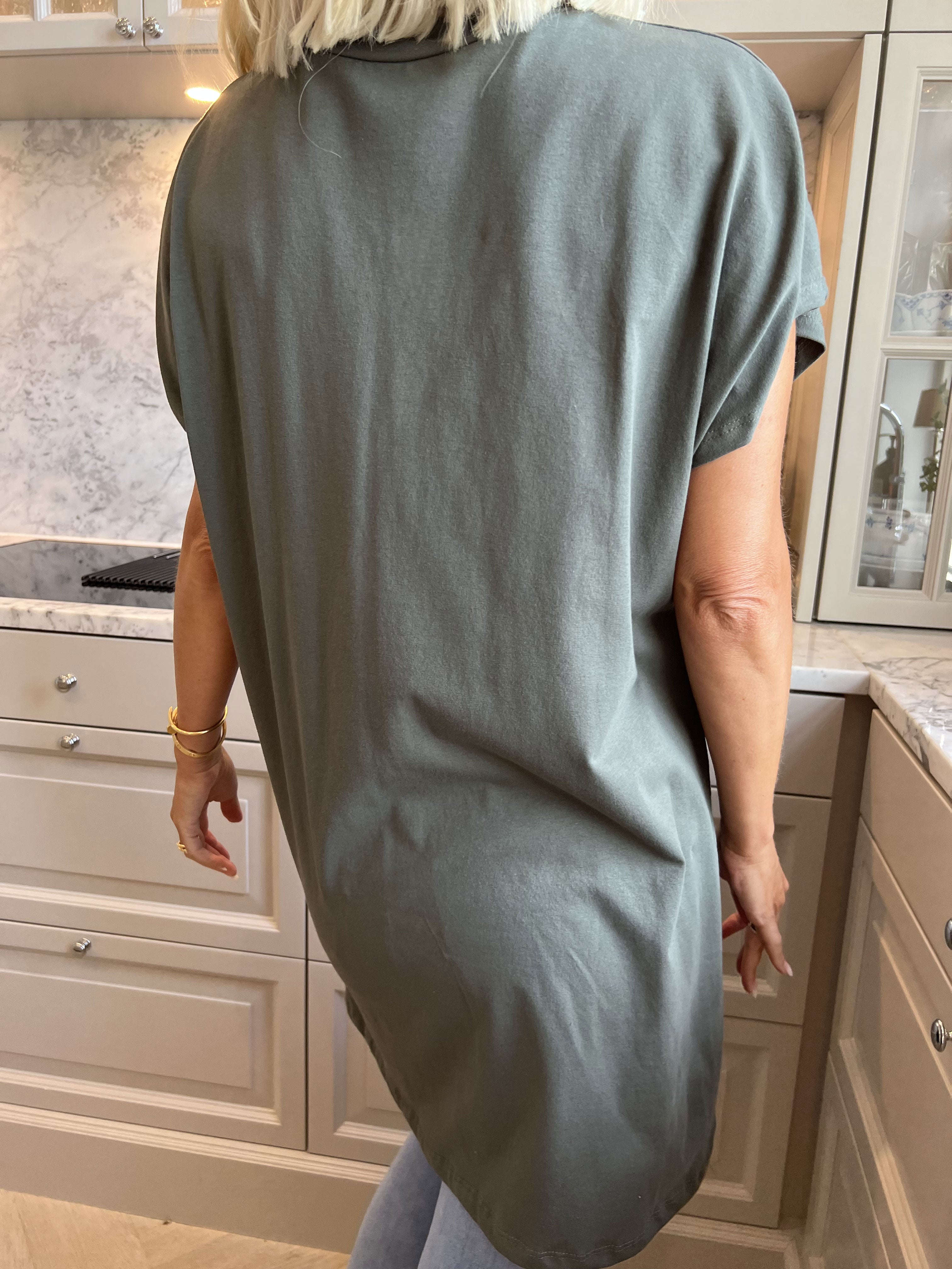 Julia - T-shirt kjole med tekst foran